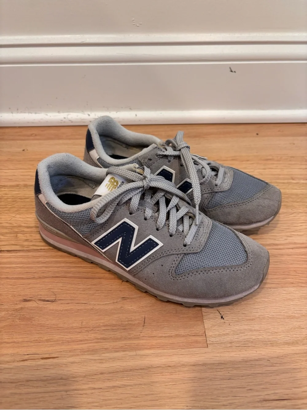 New Balance 996 sneakers in a grey, blue, and pink colorway size 6.5